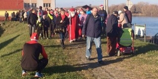Fuss Mohács! Csaknem százan randiztak a Mikulással a szikrázó napsütésben a töltésen - Videók! Fuss Mohács! Csaknem százan randiztak a Mikulással a szikrázó napsütésben a töltésen - Videók!