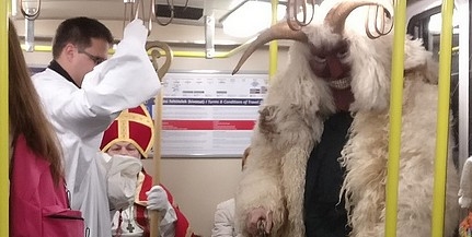 Feltűnt az első busó: egy pappal és a pápával kapták lencsevégre a földalattin