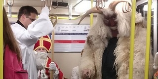 Feltűnt az első busó: egy pappal és a pápával kapták lencsevégre a földalattin