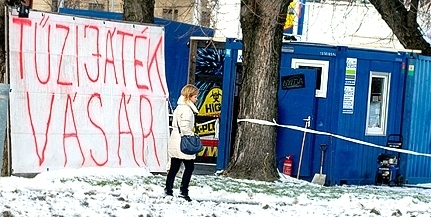 Vállról indítható rakétát ugyan nem árulnak, de azért nem gyenge a tűzijátékvásár Vállról indítható rakétát ugyan nem árulnak, de azért nem gyenge a tűzijátékvásár