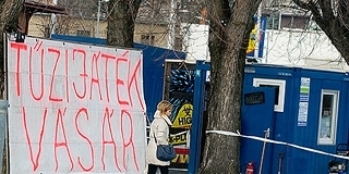 Vállról indítható rakétát ugyan nem árulnak, de azért nem gyenge a tűzijátékvásár Vállról indítható rakétát ugyan nem árulnak, de azért nem gyenge a tűzijátékvásár