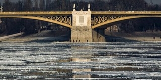 Teljes zárlatot rendeltek el a Dunán a jégzajlás miatt, menekítik a hajókat