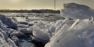 Munkában a jégtörő hajók - Mohácsnál a Duna nyolcvan százalékát borítja jég