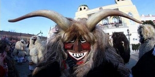 Busóportrékat csodálhatunk meg az IC-ben