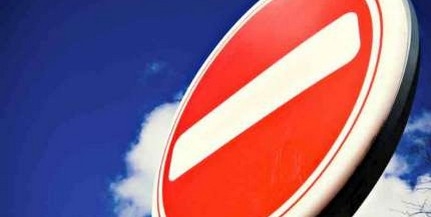 Csak a főutca felől hajthatunk be a Táncsics Mihály utcába