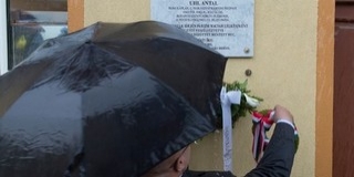 Udvardy György áldotta meg a mohácsi embermentő, Uhl Antal szülőházán az emléktáblát