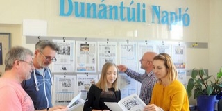 A könyvtárban kérdezhetik a Dunántúli Napló újságíróit