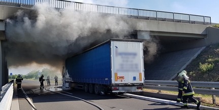 Lángokban állt egy kamion Babarc közelében, órákig állt a forgalom Pécs és Mohács között