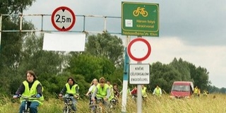 Fokozottan ellenőrzik a rendőrök az árvízvédelmi töltésre hajtó autósokat, motorosokat