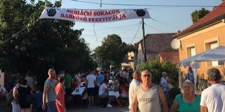 Ismét felszállt a füst: idén is megtelt a Táncsics Mihály utca a Babfőző Fesztiválon
