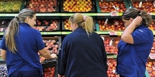 Folytatódik a munkabeszüntetés a Tescónál, Mohácson is fennakadások várhatóak