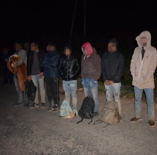 Embercsempészeket, migránsokat fogtak el Majs és Sátorhely között is a rendőrök Embercsempészeket, migránsokat fogtak el Majs és Sátorhely között is a rendőrök