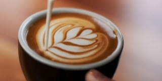 Kávéra és sütire invitálják az olvasókat a könyvtárba