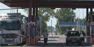 Javítják a teherforgalom számára fenntartott sávokat az udvari határátkelőn, érdemes kerülni