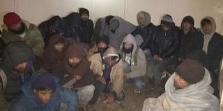 Átadták a mohácsi rendőrök a horvát hatóságoknak a Lánycsóknál lefülelt migránsokat