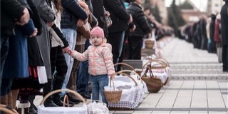 Így zajlik az ételszentelés Csíkszereda főterén