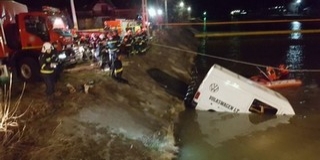 Folyóba esett egy furgon, kilencen meghaltak