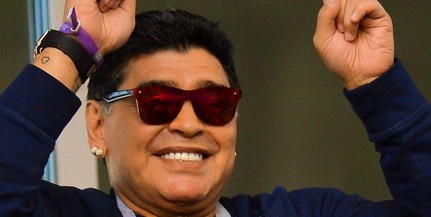 Maradona nem tudta, hogy tilos füstölni a lelátón