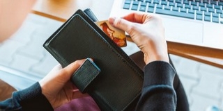 Áprilisban ismét gyorsult a keresetek emelkedése