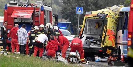 Mentő és autóbusz ütközött, ketten meghaltak