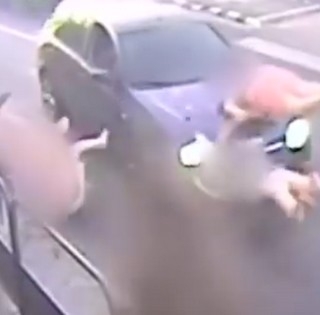 Elképesztő: négy embert, köztük két gyereket ütött el a zebrán egy ámokfutó - Videó! Elképesztő: négy embert, köztük két gyereket ütött el a zebrán egy ámokfutó - Videó!