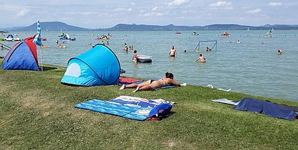 Ötvös Csöpi csettintene: a víz kiváló, a strandok rendben vannak, rengeteg a vendég a Balatonnál