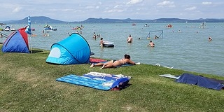Ötvös Csöpi csettintene: a víz kiváló, a strandok rendben vannak, rengeteg a vendég a Balatonnál
