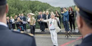 Rendhagyó koncertet adtak magyar és horvát rendőrök a határon átívelő híd közepén