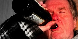 A dohánybolt lett az új kocsma, ahol minden kapható: cigi, alkohol és kaparós sorsjegy A dohánybolt lett az új kocsma, ahol minden kapható: cigi, alkohol és kaparós sorsjegy
