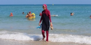 Burkinit is viselhetnek a nők a genti uszodákban Burkinit is viselhetnek a nők a genti uszodákban
