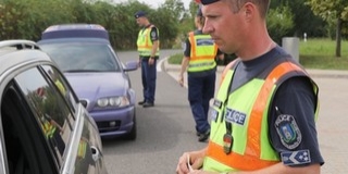 Több mint ezer autóst ellenőriztek a rendőrök pár óra alatt a sztráda szajki pihenőjénél