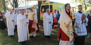 Több százan zarándokoltak Mohácsról Bátára, hogy a papi hivatásokért imádkozzanak