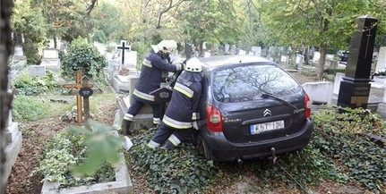 A sírok közé hajtott egy autó a Farkasréti temetőben