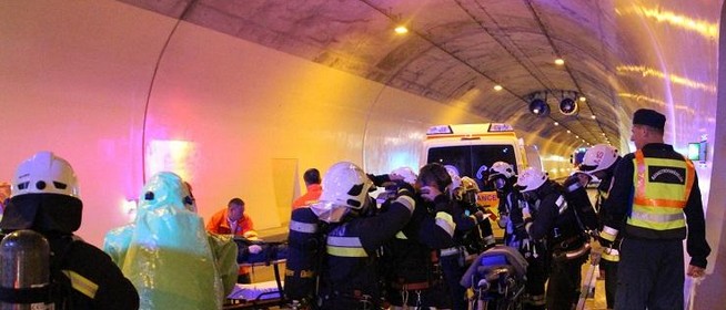 Veszélyes anyag szivárgott az M6-os alagútban, űrruhában mentettek a tűzoltók Veszélyes anyag szivárgott az M6-os alagútban, űrruhában mentettek a tűzoltók