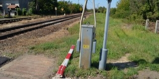 Teherautóval rombolta le a sorompót Szentlőrincen Teherautóval rombolta le a sorompót Szentlőrincen