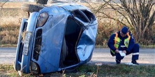 Meghalt egy ember, mert ráborult az autója Meghalt egy ember, mert ráborult az autója