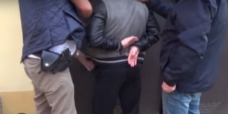 Amfetamint, marihuánát, gyanús tablettákat találtak egy pécsi férfi garázsában - Videó!