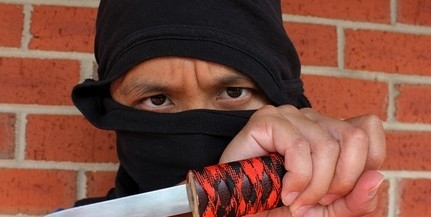 Elszívott egy füves cigit, aztán maszkot húzott és bestiálisan kirabolt egy idős asszonyt Elszívott egy füves cigit, aztán maszkot húzott és bestiálisan kirabolt egy idős asszonyt