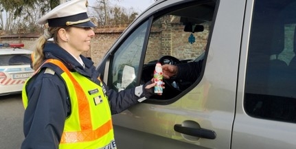 Mikulás-kampány: csokit kaptak a szabálykövető autósok Mikulás-kampány: csokit kaptak a szabálykövető autósok