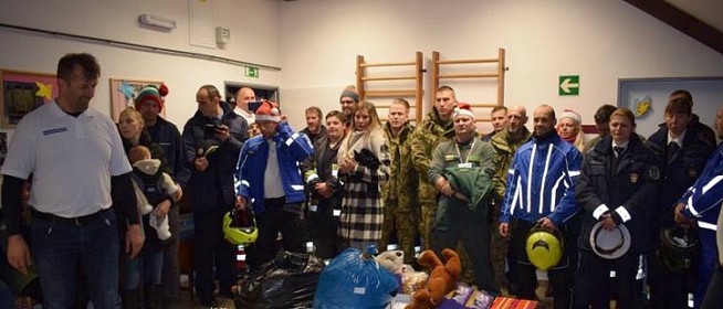 Meglepték a gyermekotthon lakóit - A navosok és a rendőrök is csatlakoztak Meglepték a gyermekotthon lakóit - A navosok és a rendőrök is csatlakoztak