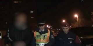 Nem vett jegyet, rátámadt a parkolóőrökre egy férfi, többször rájuk is lőtt