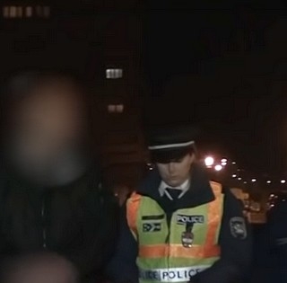 Nem vett jegyet, rátámadt a parkolóőrökre egy férfi, többször rájuk is lőtt Nem vett jegyet, rátámadt a parkolóőrökre egy férfi, többször rájuk is lőtt