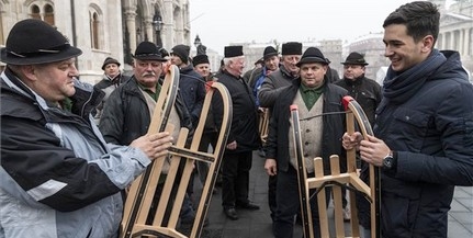 Szánkókat vitt a Gyimes Völgye Férfikórus a Kossuth térre