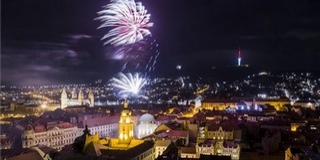 Hatalmas bulikkal köszöntötték az új esztendőt szerte az országban Hatalmas bulikkal köszöntötték az új esztendőt szerte az országban