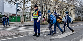 A sulikban is szolgálnak és védenek: 71 iskolarendőr segíti a diákokat Baranya megyében