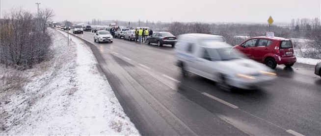 Kedden is félpályás útlezárással tiltakoztak Pécsett - De vajon miért dudálnak az autósok? Kedden is félpályás útlezárással tiltakoztak Pécsett - De vajon miért dudálnak az autósok?