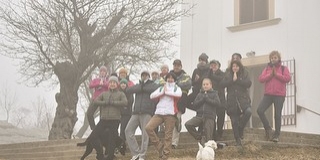 Fatartás jógapózzal is buzdítottak a szavazásra - A pécsi havihegyi mandula vezeti az európai voksolást