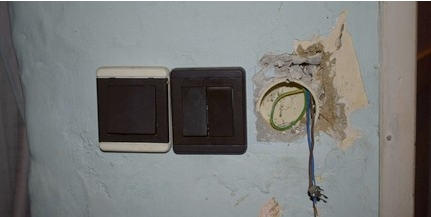 Ez ám a nagy fogás: villanykapcsolót loptak Véménden