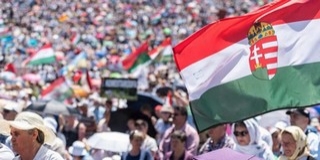 Pécsről is indul zarándokokat szállító vonat a pápa székelyföldi miséjére Pécsről is indul zarándokokat szállító vonat a pápa székelyföldi miséjére
