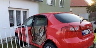 Kerítés fogott meg ütközés után egy kocsit Pécsett